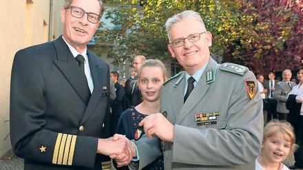 Übergabe. Oberst Hans-Hubertus Mack (r.) und Kommandeur Jörg Hillmann.