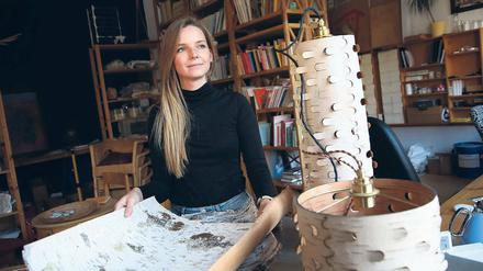 Nominiert. Anastasiya Koshcheeva stellt Gebrauchsgegenstände aus Birkenrinde her. Die Wortschatzkiste von Iven Sohmann ist ein klassisches Beispiel für Kommunikationsdesign. Das Lichtsystem „Lili“ soll für eine bewegliche Deckenbeleuchtung sorgen.