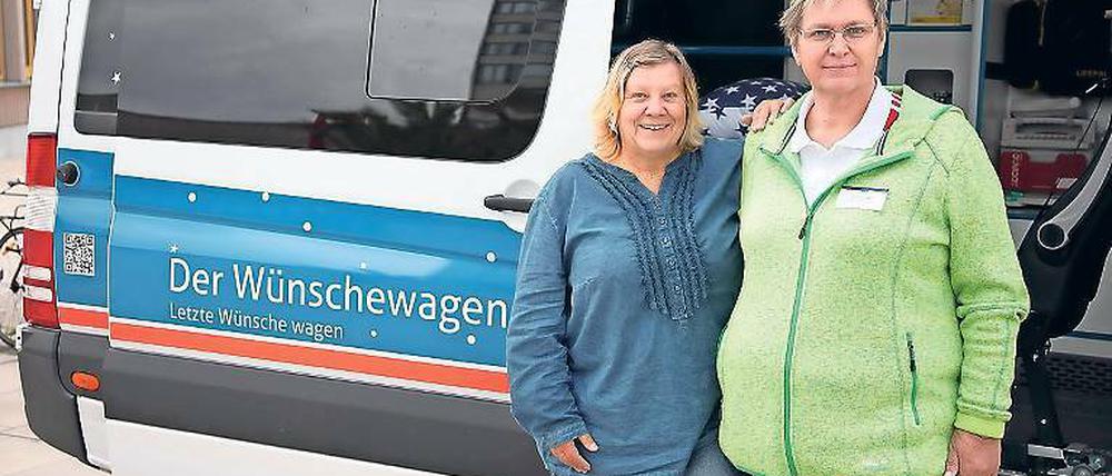 Reisegemeinschaft. Gudrun Schuckar-Lüer und Karola Losensky haben Gudruns Mann auf seiner letzten Reise nach Hamburg begleitet – mit dem Brandenburger Wünschewagen.
