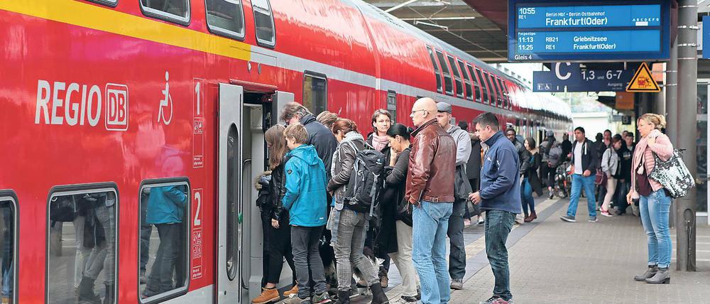 Nur noch Stehplätze. Die Regionalzüge zwischen Potsdam und Berlin sind voll – vor allem zu den Stoßzeiten. Das soll der Landesnahverkehrsplan ab 2022 ändern. Kritikern ist das aber viel zu spät. Auch im Potsdamer Rathaus ist man unzufrieden.