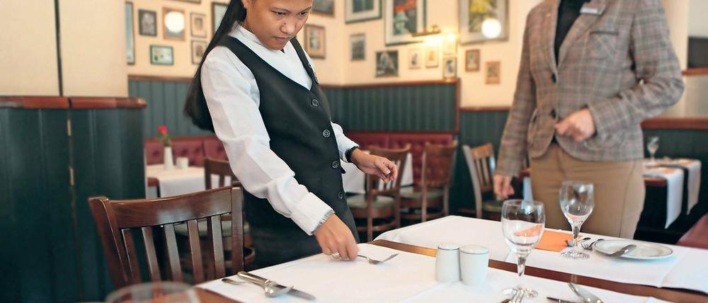 Gutes Auge. Die 30-Jährige Mary Jean Paschke (l.) macht im Hotel Steigenberger eine Ausbildung zur Restaurantfachfrau. Nicht nur dabei, sondern auch in Lebensfragen hilft ihr Personalchefin Birgit Langholz.