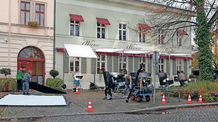 Spot on. Vor dem Wiener Restaurant wurde gestern für die Serie gedreht.