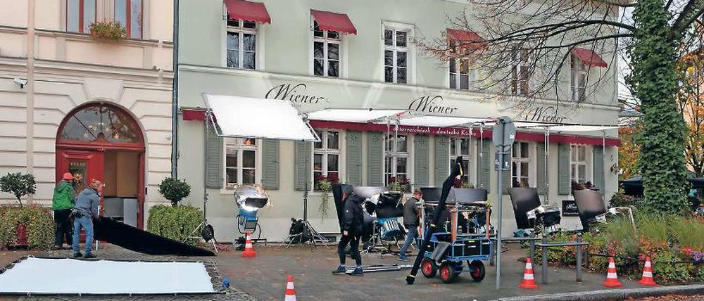 Spot on. Vor dem Wiener Restaurant wurde gestern für die Serie gedreht.