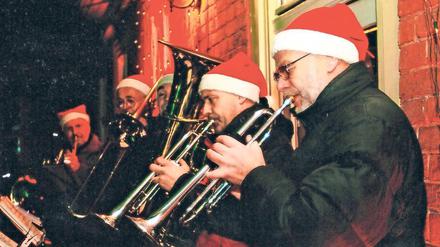 Weihnachtsbotschafter. Gisbert Näther, Hornist und Komponist, und Bernhard Bosecker, Trompeter, (v.l.) sind zwei der fünf Potsdamer Turmbläser. Seit mehr als 20 Jahren spielen sie im Advent klassische weihnachtliche Musik für die Potsdamer.