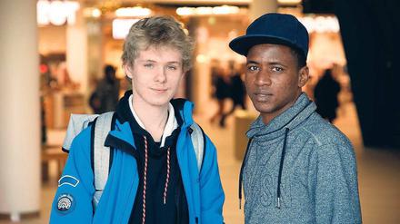Ziemlich beste Freunde. Der Flüchtling Jonas Alpha Souleymane Bah (r.) und der Potsdamer Jonas Ingenlath wurden vom Landesjugendring zusammengebracht.