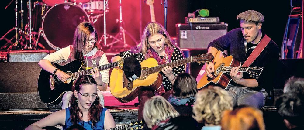 Jeder kann was. Eine Gitarrengruppe mit ihrem Coach Philipp beim Auftritt im Lindenpark. Weil die Nachfrage nach Musikworkshops steigt und aus jungen Musikern fortgeschrittene werden, soll es jetzt verstärkt Angebote für Bandcoaches, Produzenten und besondere Formate geben – über das neue „Z-Pop“.