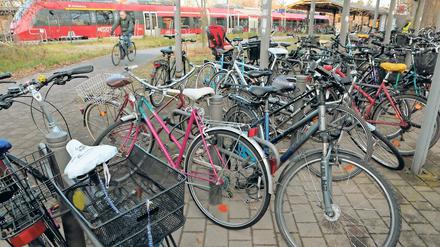 Mehr Parkplätze. 400 zusätzliche überdachte Stellplätze für Fahrräder sollen 2018 am Bahnhof Griebnitzsee entstehen. Das ist eine von zahlreichen Maßnahmen des Radverkehrskonzepts, die im Doppelhaushalt eingeplant werden.
