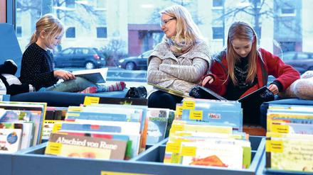 Beliebt. Heike Schäfer kommt mit ihren Töchtern Helene (links) und Isabell oft zum Stöbern in die Zweigbibliothek Am Stern. Die Familie wohnt nicht weit entfernt.