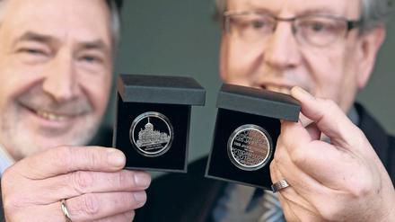 Geprägtes Gedenken. Oberbürgermeister Jann Jakobs (l.) und Michael Knippschild von der Firma EuroMint mit der Medaille zum 1025. Jubiläum von Potsdam.
