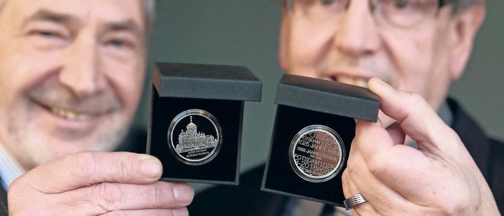 Geprägtes Gedenken. Oberbürgermeister Jann Jakobs (l.) und Michael Knippschild von der Firma EuroMint mit der Medaille zum 1025. Jubiläum von Potsdam.