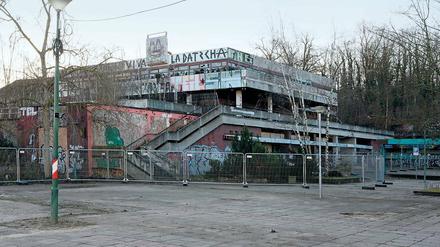 DDR-Architektur. Das Gebäude des früheren Terrassenrestaurants Minsk ist seit Jahren ungenutzt und marode. Eine Investorensuche war bisher erfolglos. Unter anderem hatte die Stadt eine Nutzung als Kita abgelehnt. Mit den Einnahmen aus dem Verkauf soll der Bau des Sport- und Freizeitbads blu gegenfinanziert werden.