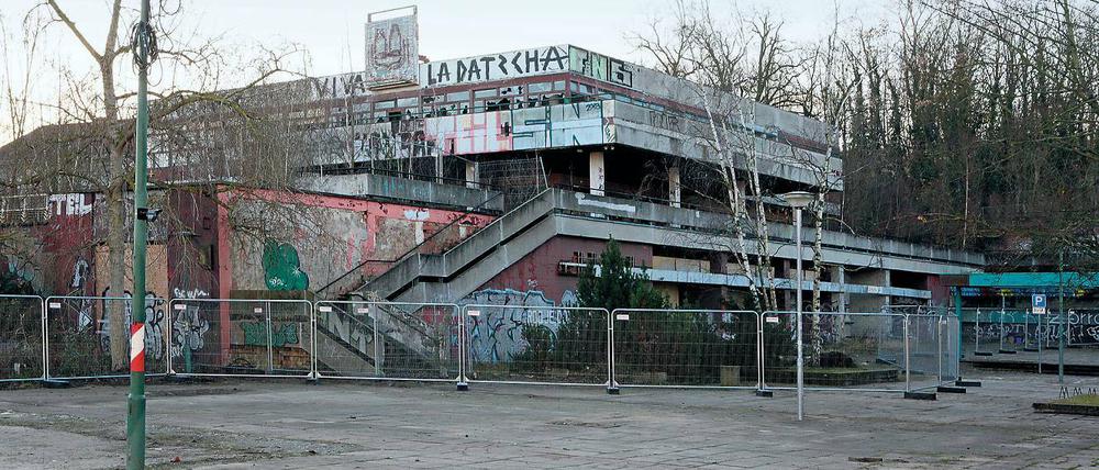 DDR-Architektur. Das Gebäude des früheren Terrassenrestaurants Minsk ist seit Jahren ungenutzt und marode. Eine Investorensuche war bisher erfolglos. Unter anderem hatte die Stadt eine Nutzung als Kita abgelehnt. Mit den Einnahmen aus dem Verkauf soll der Bau des Sport- und Freizeitbads blu gegenfinanziert werden.