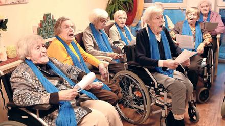 Singen gerne. Der erst dieses Jahr gegründete Chor vom Pflegestift Waldstadt beim gemütlichen Adventssingen. Die blauen Tücher sind ihre Mitgliedsausweise.