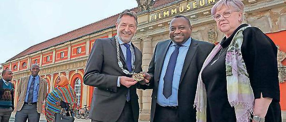 Partner. Potsdams Oberbürgermeister Jakobs schloss mit Amtskollegen Khatib Abdulrahman Khatib die Städtepartnerschaft mit Sansibar im April. 