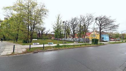 Der Standort. Neben der Fröbel-Kita (r.) soll die Grundschule entstehen.