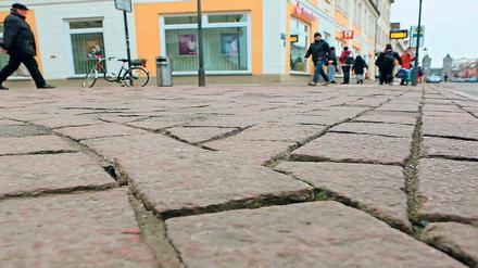 Sanierungsbedarf. Viele Pflastersteine in der Fußgängerzone der Brandenburger Straße sind locker. Doch Geld zur Sanierung, es geht um bis zu zwei Millionen Euro, fehlt.
