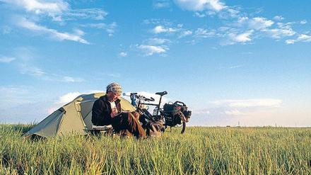 Lonesome Rider. Thomas Meixner mit Gefährt und mobiler Unterkunft.