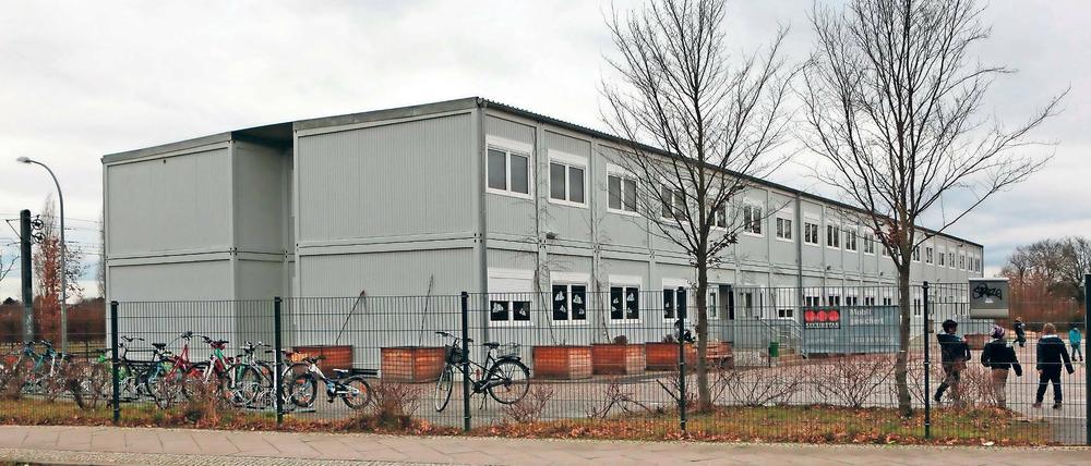 An der Esplanade am Bornstedter Feld steht diese provisorische Schule in Container-Bauweise - hier ein Bild von 2018. 
