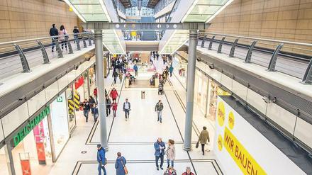 Einkaufstempel. Das Stern-Center ist Potsdams größtes Shoppingcenter. Es kamen 2017 durchschnittlich 22 000 Menschen pro Tag. Derzeit sind die Ladenstraße und der „Marktplatz“ im Center leer, es folgt eine neue Möblierung.