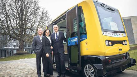 Fahrerlos. HPI-Chef Christoph Meinel (l.), Katherina Reiche und Ministerpräsident Dietmar Woidke schauen sich einen autonomen Bus der Berliner Verkehrsbetriebe an.