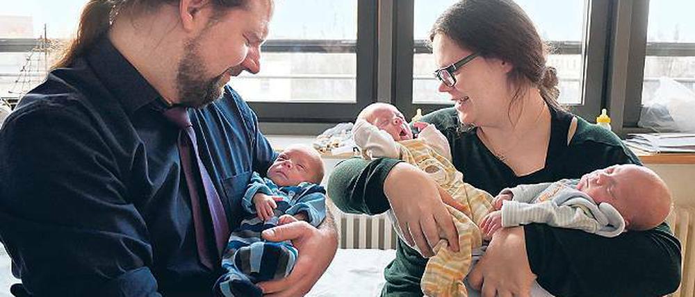Glück hoch drei. Angelina Schüler und Konstantin Streich mit ihren Babys.