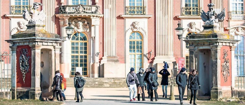 Anziehend. Touristen verbinden mit der Landeshauptstadt Potsdam meist das Weltkulturerbe um die Schlösser und Gärten. Das Markenversprechen im neuen Tourismuskonzept lautet deshalb auch „Ohne, Sorge. Sans, souci“. Auch bei der ITB in Berlin wirbt die Stadt mit dem Schloss als Fotomotiv.