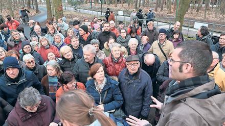 Redebedarf. Anwohner und Stadtpolitiker kamen am Freitag zum Rundgang über den künftigen Schulcampus am Bahnhof Rehbrücke. Viele lehnten die Pläne ab.
