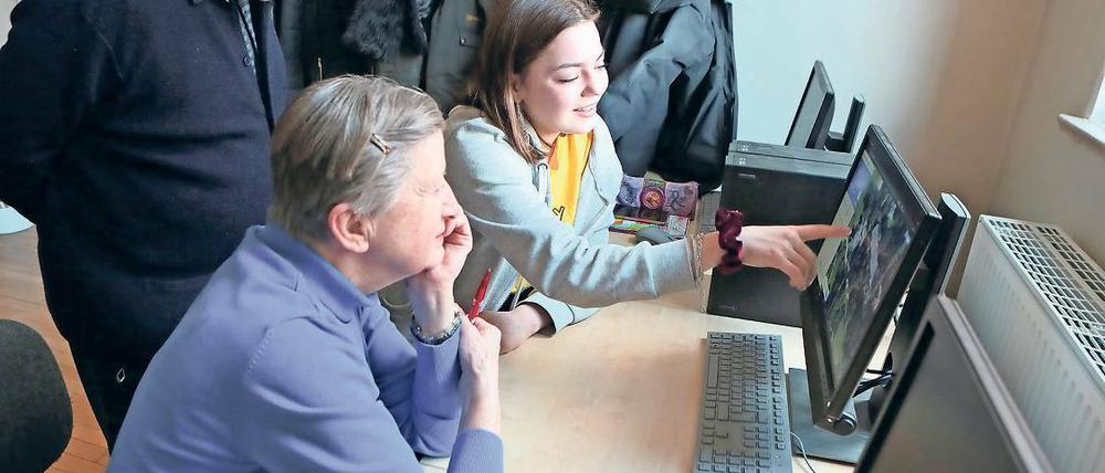 Gelehrig. Helmholtz-Schüler geben Senioren einen Computerkurs.