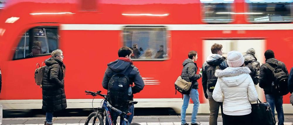 Voll am Zug. Besonders zur Hauptverkehrszeit kommen die Regionalexpresszüge schon voll in Potsdam an, wo sich dann noch weitere Pendler auf dem Weg nach Berlin in die Bahn quetschen. Mehr Züge wird es wohl erst ab 2022 geben.