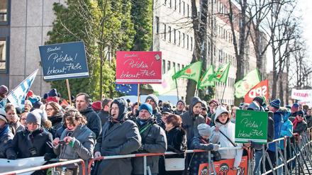 Potsdam gegen Rechts. Gegen die Versammlung der rund 40 Neonazis vor dem Justizzentrum protestierten am Sonntag bei zwei Gegendemonstrationen über 550 Potsdamer.