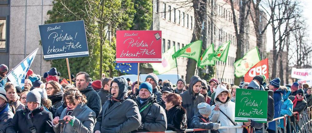Potsdam gegen Rechts. Gegen die Versammlung der rund 40 Neonazis vor dem Justizzentrum protestierten am Sonntag bei zwei Gegendemonstrationen über 550 Potsdamer.