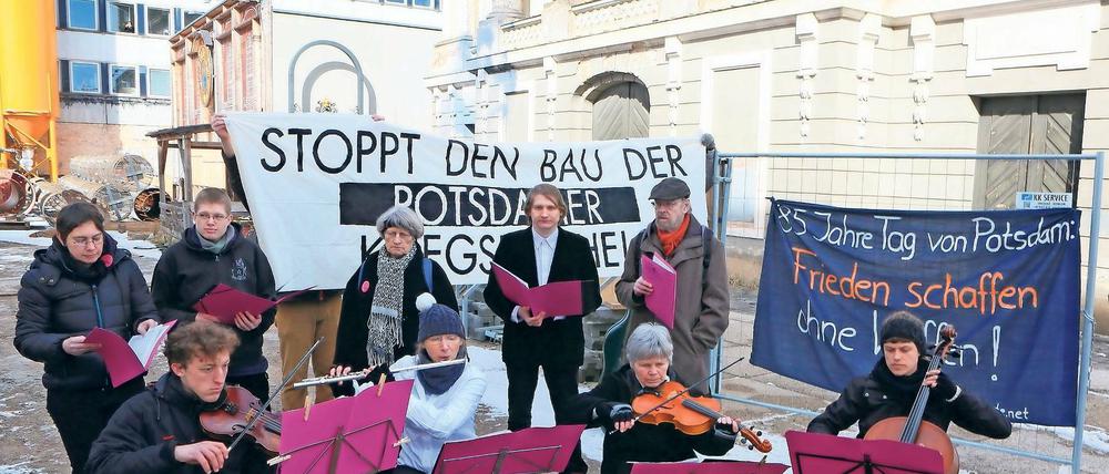 Musik gegen den Wiederaufbau. Am gestrigen 85. Jahrestag des „Tags von Potsdam“ protestierten einige Gegner mit Musik an der Garnisonkirchenbaustelle und später im Hauptbahnhof. Weil die Aktion unangemeldet war, ermittelt nun die Polizei.