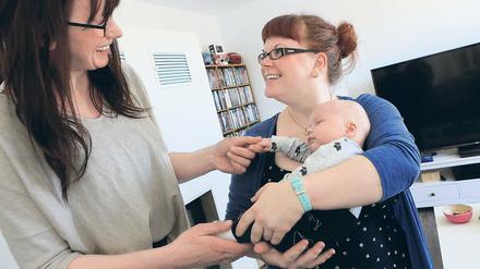 Hausbesuch. Hebamme Elke Gutzmer (links) besucht die junge Mutter Carsta Jüngling und ihren Sohn Oskar Leo, sechs Wochen alt, zur regelmäßigen Untersuchung des Neugeborenen und zur Unterstützung der Familie einmal die Woche.