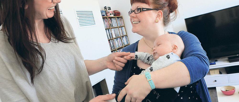 Hausbesuch. Hebamme Elke Gutzmer (links) besucht die junge Mutter Carsta Jüngling und ihren Sohn Oskar Leo, sechs Wochen alt, zur regelmäßigen Untersuchung des Neugeborenen und zur Unterstützung der Familie einmal die Woche.