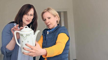 Porzellan mit Geschichte. Bianca Merz beäugt zusammen mit Projektleiterin Tina Jakob-Schlossarczyk das Porzellan ihrer Oma.(v.l.)
