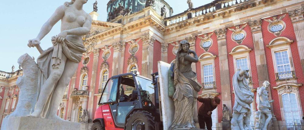 In Reih und Glied. Insgesamt 172 Skulpturen hat die Stiftung Preußische Schlösser und Gärten restauriert. Im Ehrenhof wird in den nächsten drei Wochen eine Gruppe wieder aufgestellt.