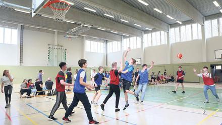 Internationales Sportturnier. Am Gymnasium Hermannswerder traten etwa 120 Schüler aus den Niederlanden, England, Polen und Deutschland am Mittwoch im Fußball und Basketball gegeneinander an.