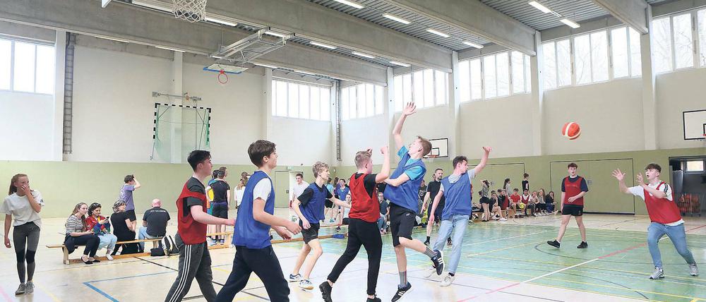 Internationales Sportturnier. Am Gymnasium Hermannswerder traten etwa 120 Schüler aus den Niederlanden, England, Polen und Deutschland am Mittwoch im Fußball und Basketball gegeneinander an.