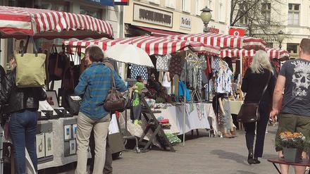 Umstrittene Geschäfte. In der Brandenburger Straße wird sonntags verkauft – nicht in den Geschäften, aber an Marktständen. Laut Stadtverwaltung ist das erlaubt. Doch Händlervertreter und die IHK mahnen nun eine Gleichbehandlung an.