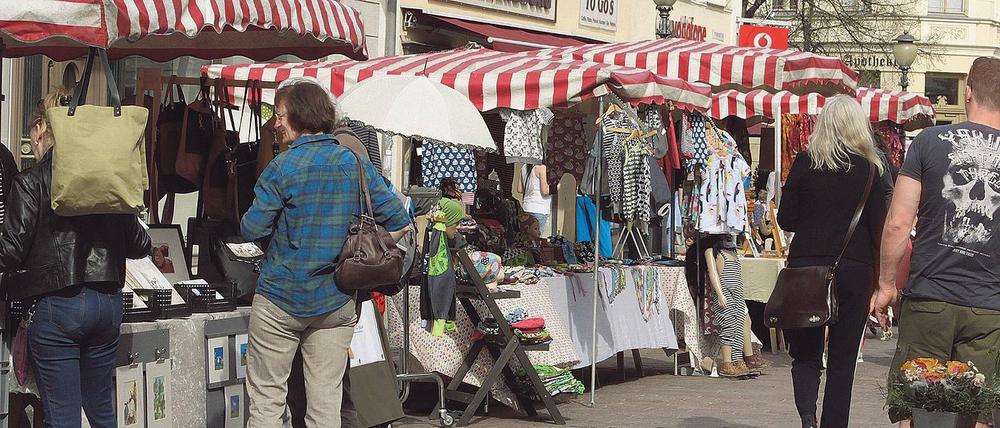 Umstrittene Geschäfte. In der Brandenburger Straße wird sonntags verkauft – nicht in den Geschäften, aber an Marktständen. Laut Stadtverwaltung ist das erlaubt. Doch Händlervertreter und die IHK mahnen nun eine Gleichbehandlung an.
