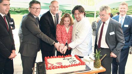Teamwork. Bürgschaftsbank-Chef Stefanovic (v.l) , Ministerpräsident Woidke, Gastgeberin Pfeifer und Sternekoch Dressel schneiden die Geburtstagstorte an.