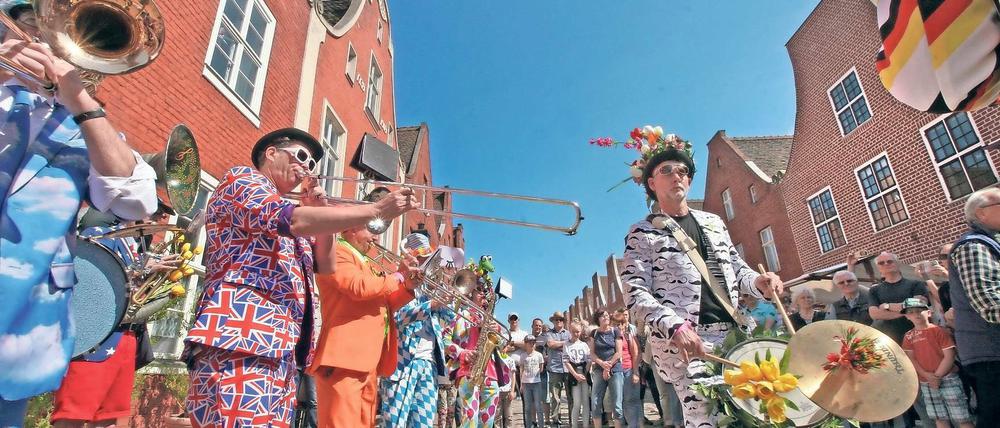 Bunt zwischen Backsteinen. Die Holländische Marching Band zog am Wochenende immer wieder zwischen den Ständen des Tulpenfests durch das Holländische Viertel. Die Männer in knalligen Kostümen sammelten mit ihrer Gute-Laune-Musik jedes Mal eine Menschentraube um sich.