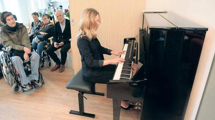 Virtuos. Pianistin Ksenia Fedoruk spielte im Potsdamer Hospiz auf dem neuen Klavier Stücke von Bach, Chopin und Schumann. Das Instrument wurde der Einrichtung gespendet.