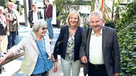 Drei Generationen links. Ex-Oberbürgermeisterin Brunhilde Hanke (l.), Fraktionschef Hans-Jürgen Scharfenberg und OB-Kandidatin Martina Trauth.