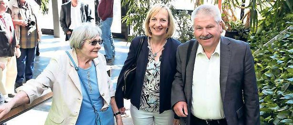 Drei Generationen links. Ex-Oberbürgermeisterin Brunhilde Hanke (l.), Fraktionschef Hans-Jürgen Scharfenberg und OB-Kandidatin Martina Trauth.
