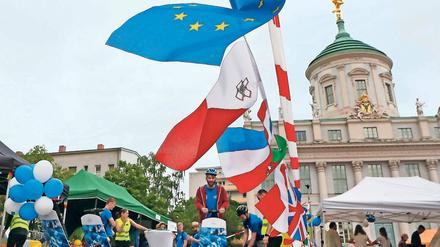 Europäischer Gedanke. Auf dem ersten Potsdamer Europafest auf dem Alten Markt zeichneten die zahlreichen Veranstalter und Mitmachenden ein positives Bild von Europa und machten auf die Errungenschaften der Europäischen Union aufmerksam.