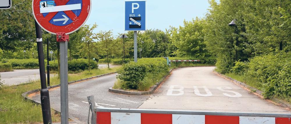 Dicht gemacht. Der vor Jahren extra für die Besucher des Kronguts in Bornstedt angelegte Parkplatz ist seit Anfang Mai gesperrt. Für den Betreiber des Kronguts ist das schon jetzt ein Problem. Die Diskussion hat nun auch die Potsdamer Stadtpolitik erreicht.