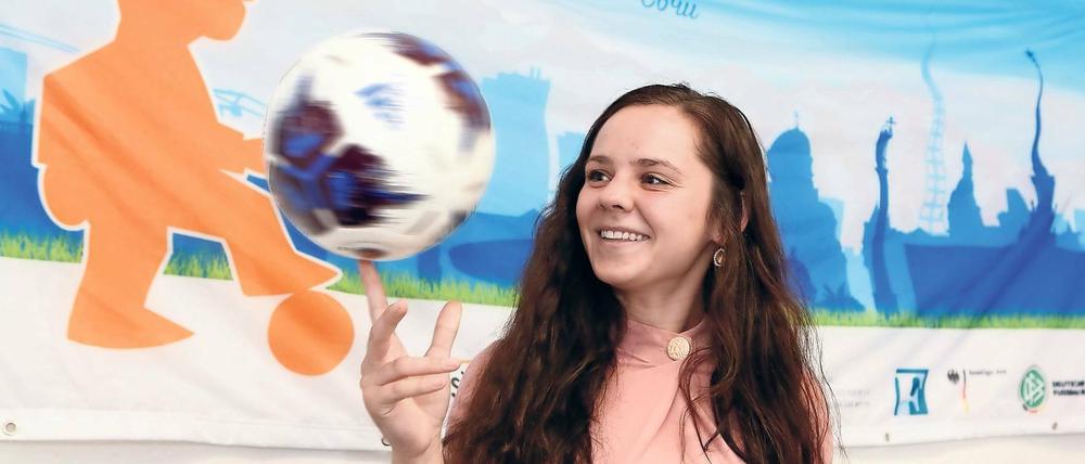 Aufgeregt. Am Freitag geht es für Katharina Klassen nach St. Petersburg. Die 22-Jährige ist Mitglied des Organisationsteams für die Straßenfußball-Tour. In drei russischen Städten wird die Brandenburgische Sportjugend deutsche und russische Sportler mit Fußball-Turnieren zusammenbringen.