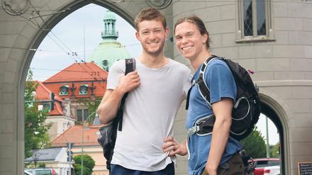 Laufende Mission. Lukas Sobota (l.) und Julius Gerlach (r.) wollen von Potsdam nach Barcelona joggen – und unterwegs für klimafreundliches Reisen werben. Start ist am morgigen Sonntag an der Bastion am Schillerplatz.