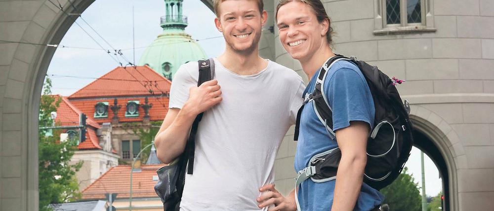 Laufende Mission. Lukas Sobota (l.) und Julius Gerlach (r.) wollen von Potsdam nach Barcelona joggen – und unterwegs für klimafreundliches Reisen werben. Start ist am morgigen Sonntag an der Bastion am Schillerplatz.